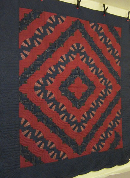 Log Cabin Fan Amish Quilt 103x113