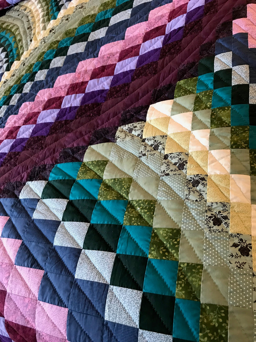 Bargello Twist Amish Quilt 99x117. V137.HMA