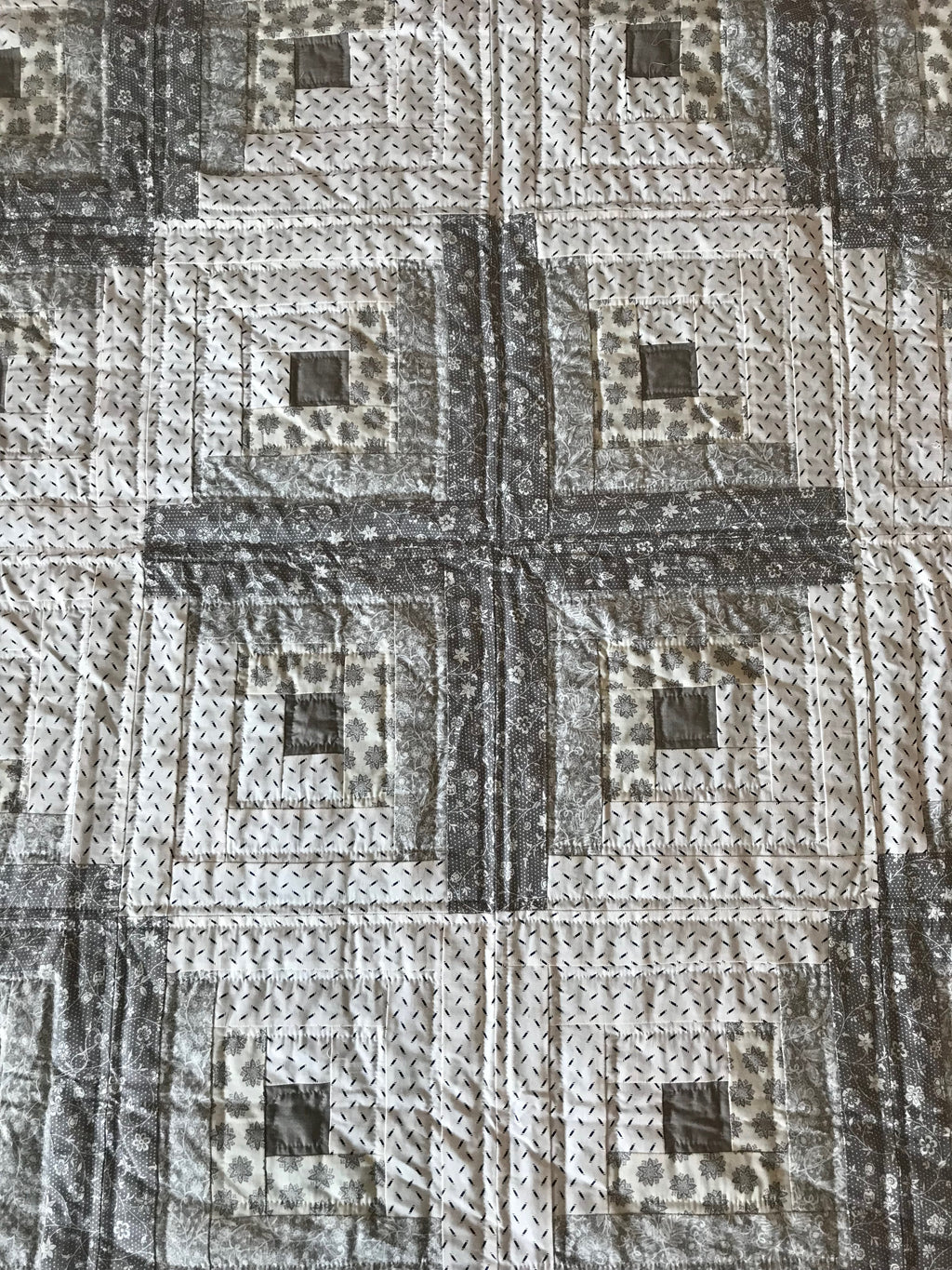 Log Cabin Patchwork Amish Quilt 102x113. V142.HMA