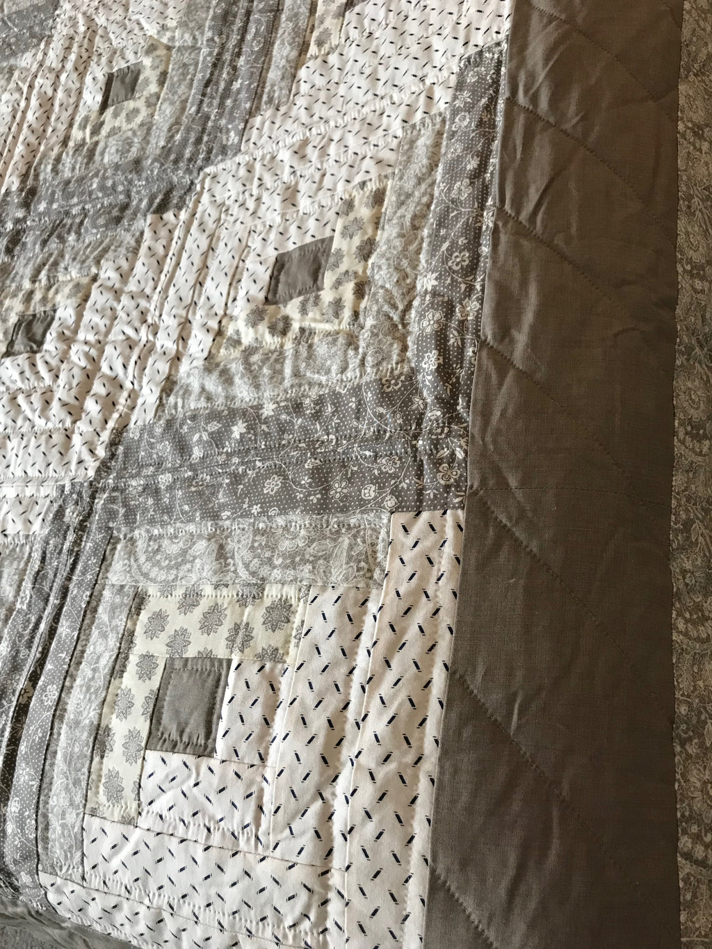 Log Cabin Patchwork Amish Quilt 102x113. V142.HMA