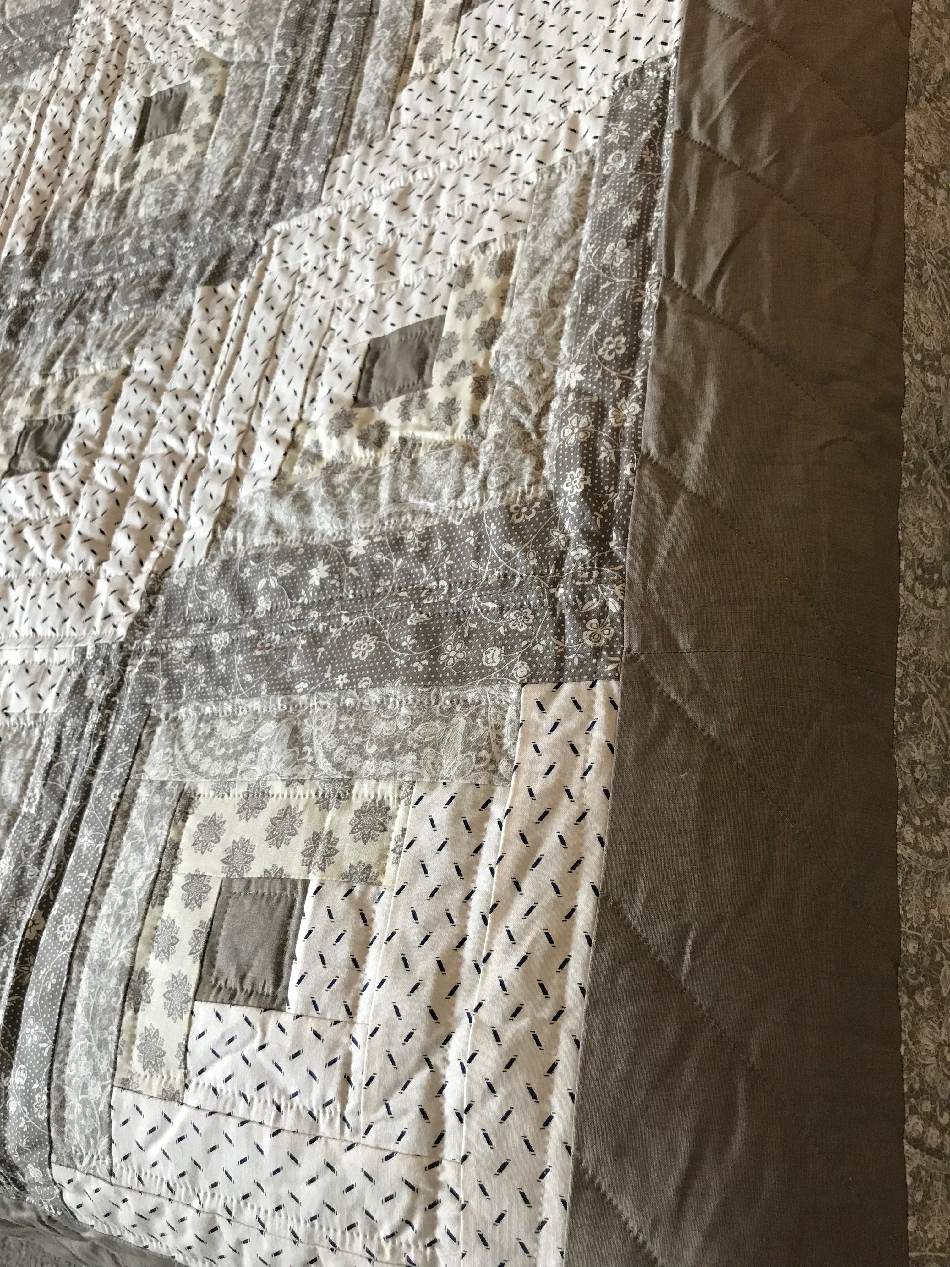 Log Cabin Patchwork Amish Quilt 102x113. V142.HMA