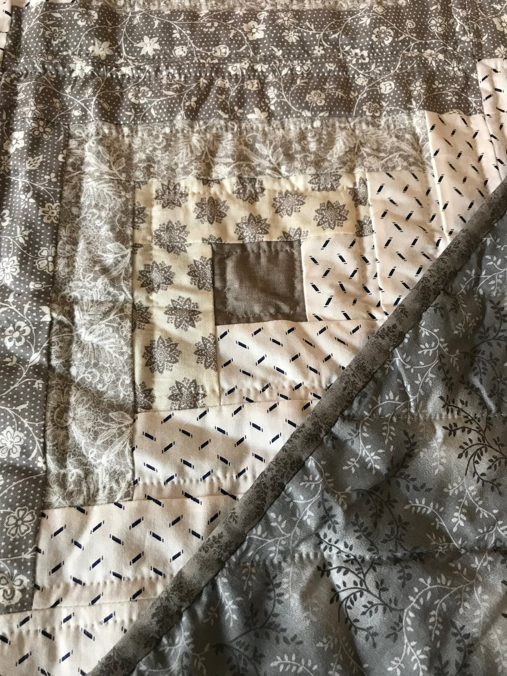 Log Cabin Patchwork Amish Quilt 102x113. V142.HMA