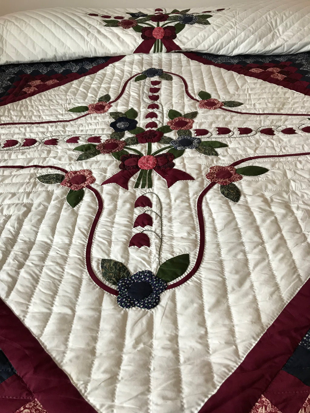 Lily in Commons Applique Amish Quilt 105x116. V146.HMA