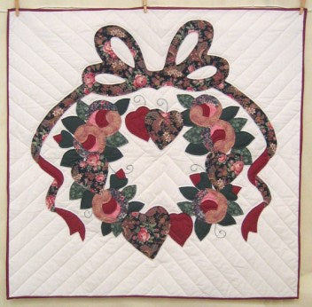 Amish Ribbon Wreath Patchwork Wall Hanging Quilt