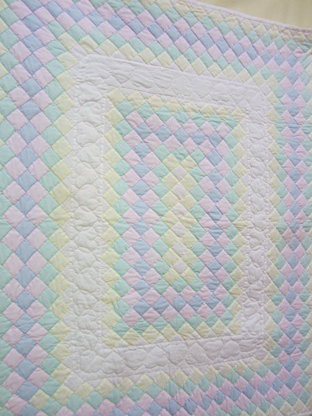 Pastel Amish Trip Around World Wallhanging Quilt