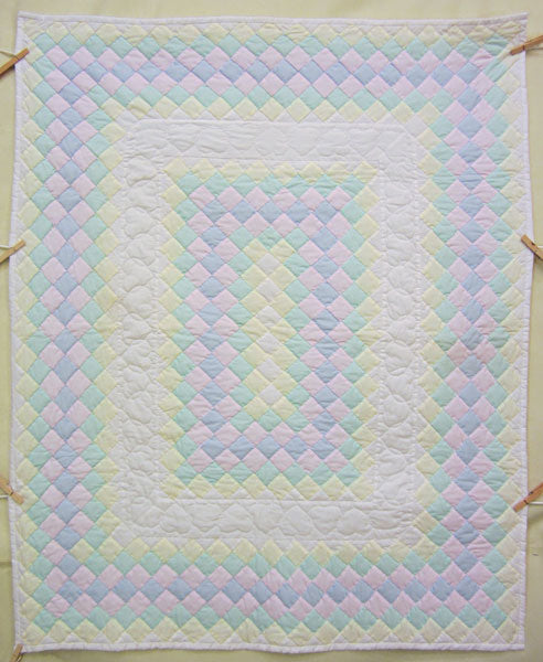 Pastel Amish Trip Around World Wallhanging Quilt